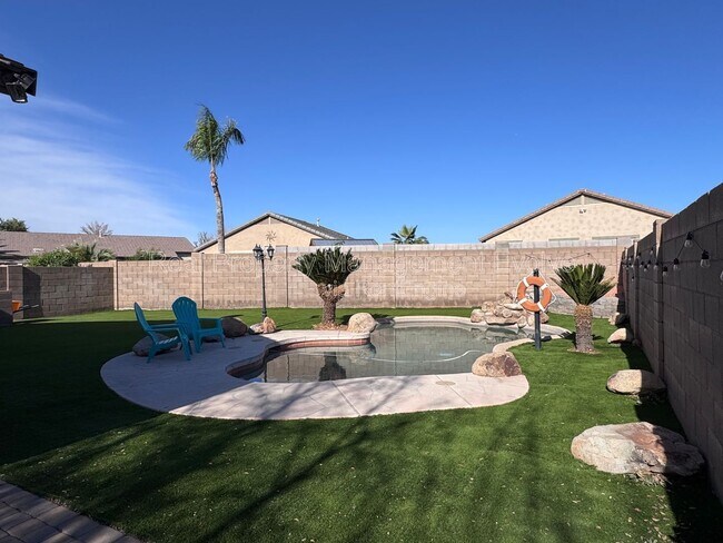 Building Photo - 5814 W Alice Ave