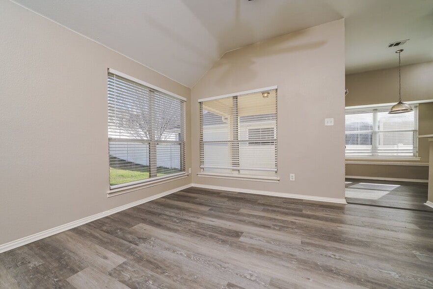 Building Photo - 409 Creekview Dr