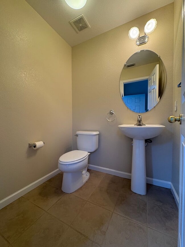 Building Photo - Beautiful 3 Bed 2.5 Bath Brentwood Home