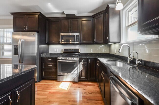 Building Photo - 2561 Lantana Ln