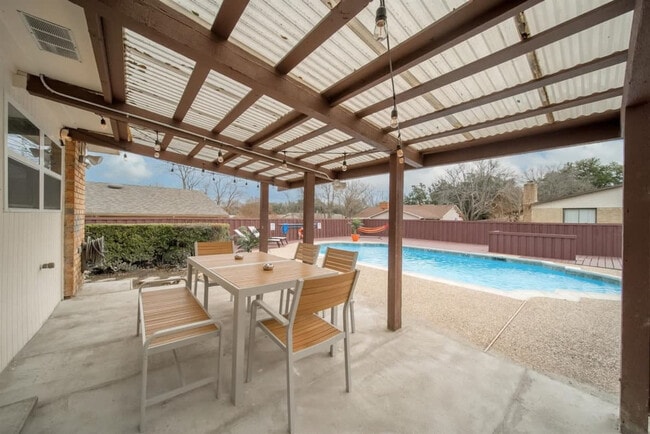 Building Photo - 2922 Clover Valley Dr