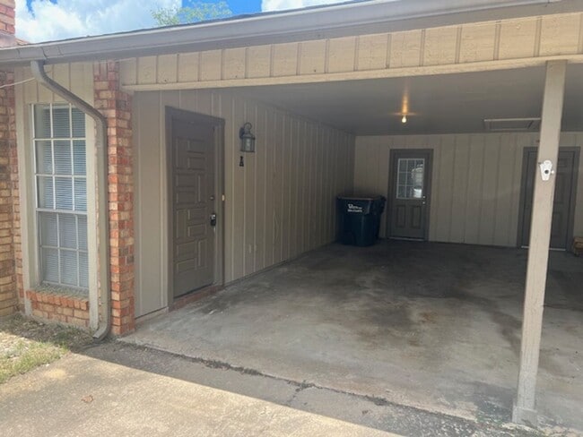 Building Photo - 812 Ranch Rd