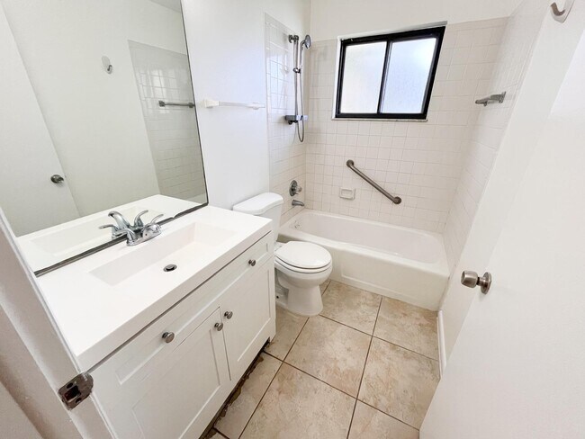 Building Photo - 125 S Palmway