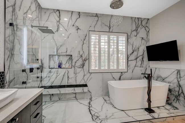 Building Photo - 4 Bedroom Contemporary Furnished-Renovated...