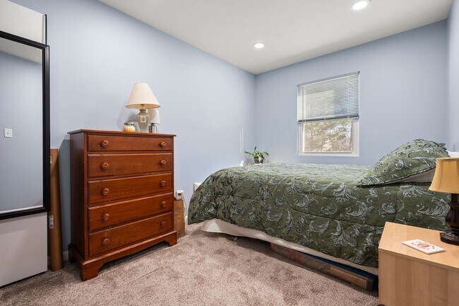 Building Photo - Elegant & Modern Home with Beautiful Interior