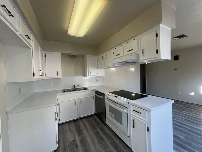 Building Photo - SPACIOUS SOUTHSIDE DUPLEX!