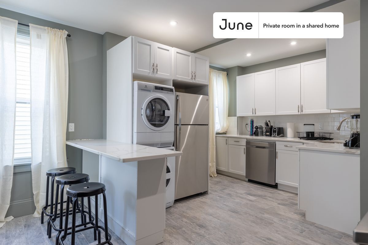 Building Photo - Room in Shared 4 bed/1 bath home