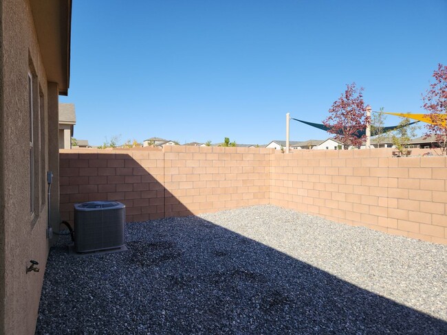 Building Photo - Beautiful 3br 2ba in the South Valley!