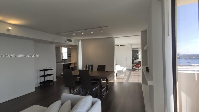 Building Photo - 18181 NE 31st Ct