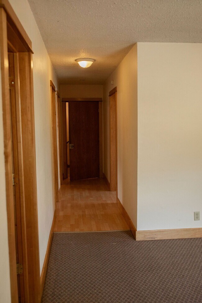 Building Photo - New On Market - 3 Bedroom, 1 Bathroom Duplex