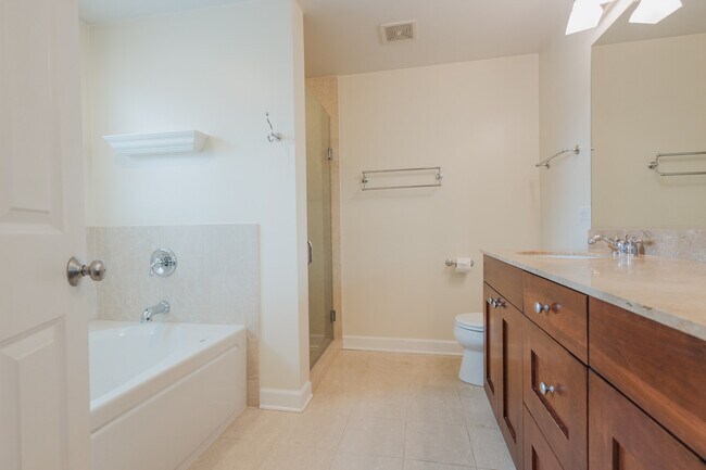 Building Photo - 1527 N Hudson Ave
