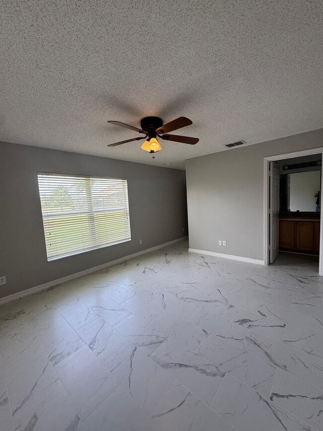 Building Photo - Spacious 4 bedroom house in Waterford Chase