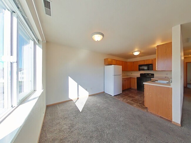 Building Photo - 3 Bedroom with DETACHED GARAGE! Great Cent...