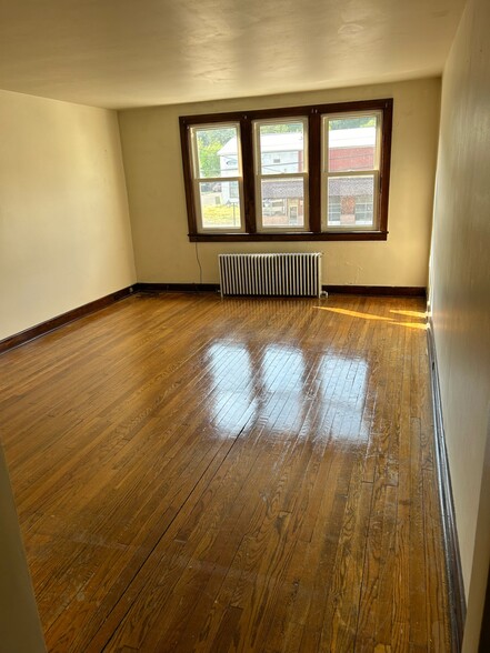 Living Room - 838 W 4th St