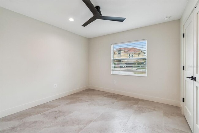 Building Photo - 3921 Versailles Dr