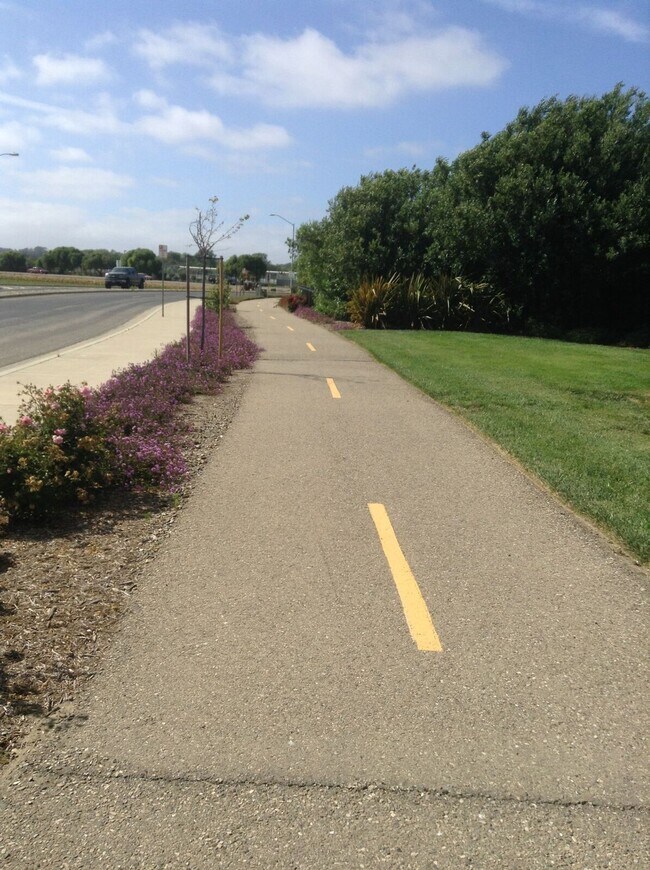Building Photo - Seabreeze Apartment Homes - www.seabreezeapartmentslompoc.com