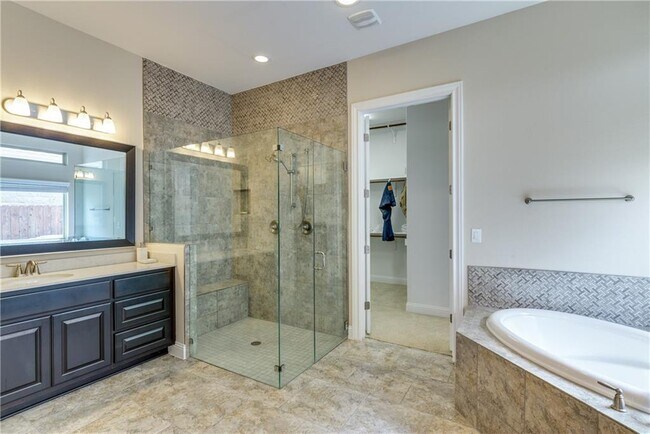 Building Photo - 16404 Aventura Ave