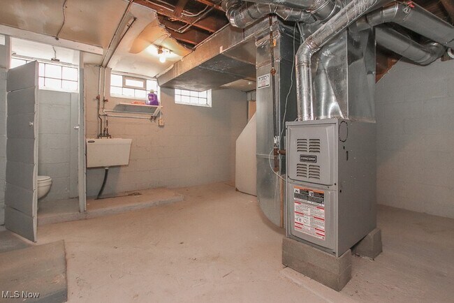 Building Photo - 257 E 250th St
