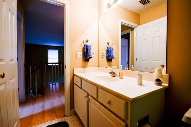 Building Photo - 589 Reading Ct NE