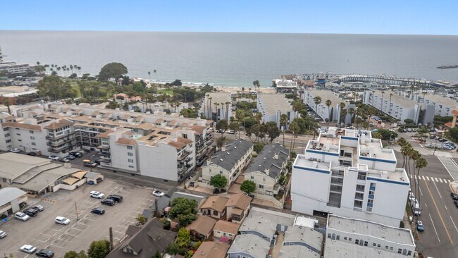 Building Photo - Beautiful 3-bedroom, 2.5-bath tri-level to...