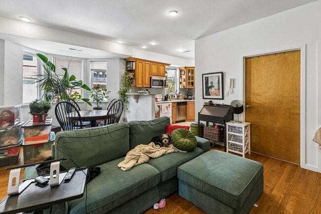 Building Photo - Well-maintained 2-bedroom, 1-bath bi-level apartment | Washington Square West
