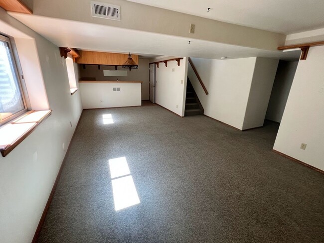 Building Photo - 6 MONTH LEASE - Spacious 4BD Home with 3-C...