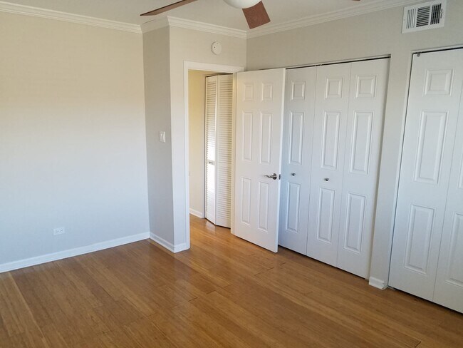 Building Photo - 9480 Bay Colony Dr