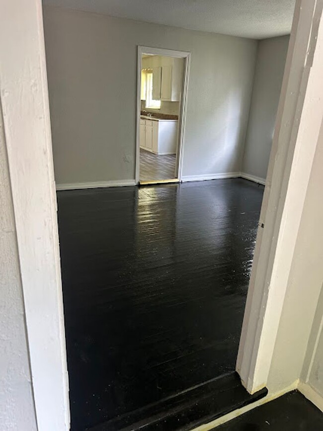 Building Photo - MOVE IN READY!!! $15.00 APPLICATION FEES F...