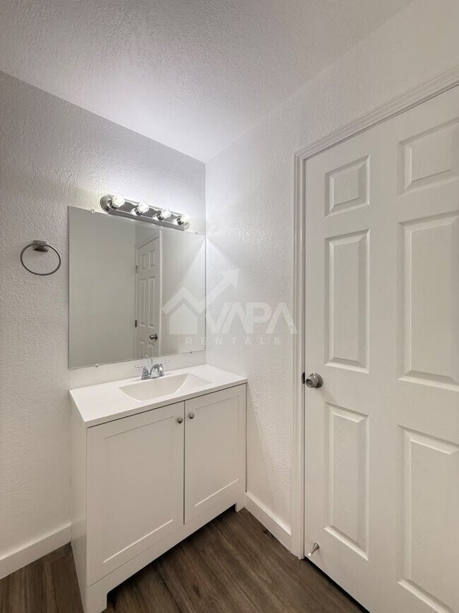 Building Photo - 7239 Glen Hill Dr