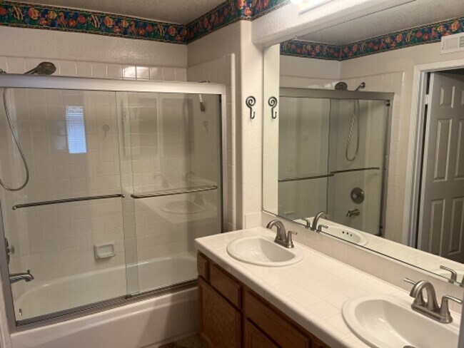Building Photo - Stunning 4 bedroom Home with a Pool locate...