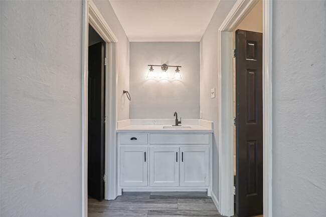 Building Photo - 8623 Valley Forest Dr