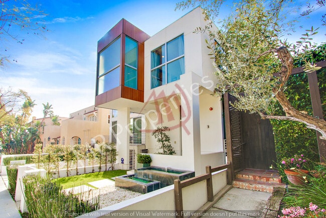 Building Photo - Beautiful Studio near Melrose - This is the Place to be.