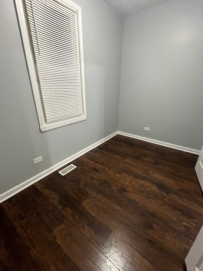 Building Photo - 8253 S Brandon Ave