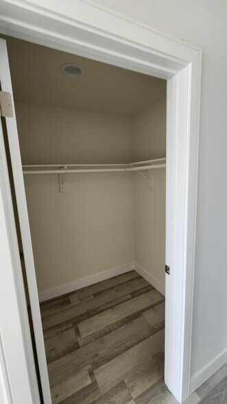 Building Photo - 2637 S Cochran Ave