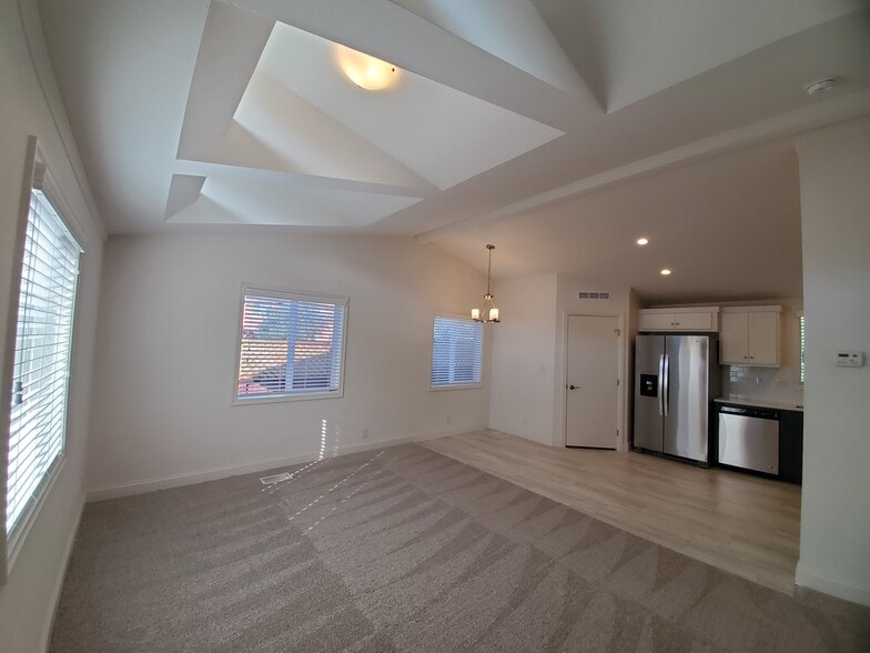 Building Photo - 25918 Meadowmist Dr