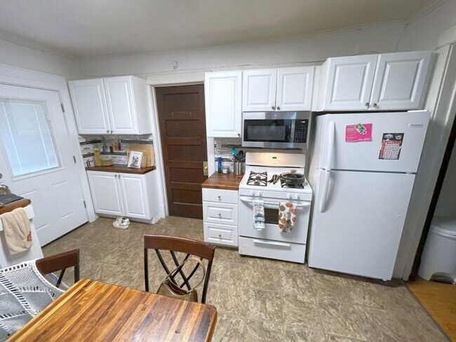 Building Photo - 1320 St James Ct