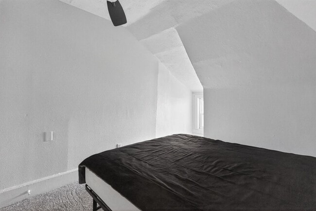 Building Photo - Charming 1-Bedroom Attic Apartment in the Heart of City Park West