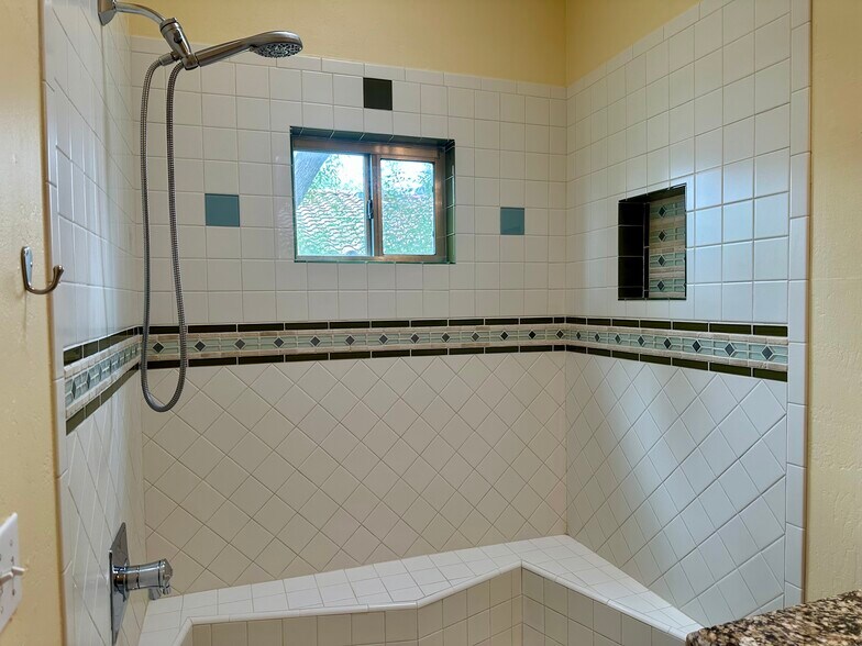 Building Photo - 6533 N 7th Ave