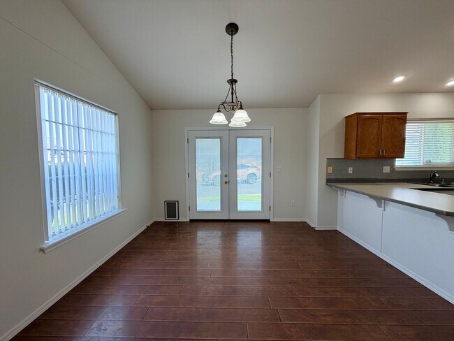 Building Photo - 2421 S Arthur Ct