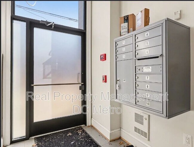 Building Photo - 811 Upshur St NW