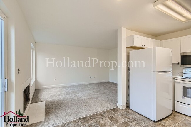 Building Photo - COming Soon! Charming & Convenient Living in Southeast Portland!