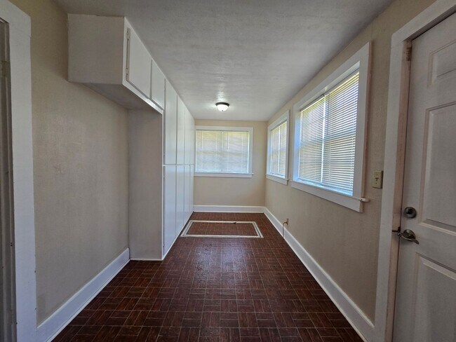 Building Photo - 3 Bedroom 2 Bath home in Asher!