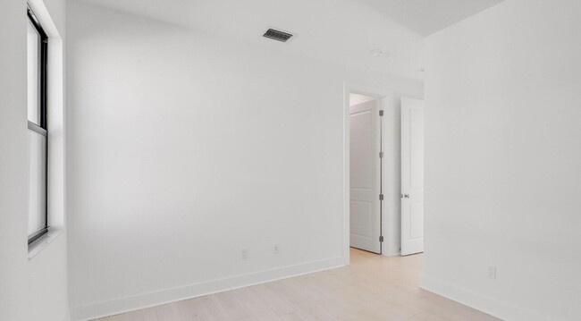 Building Photo - 13174 Artisan Cir