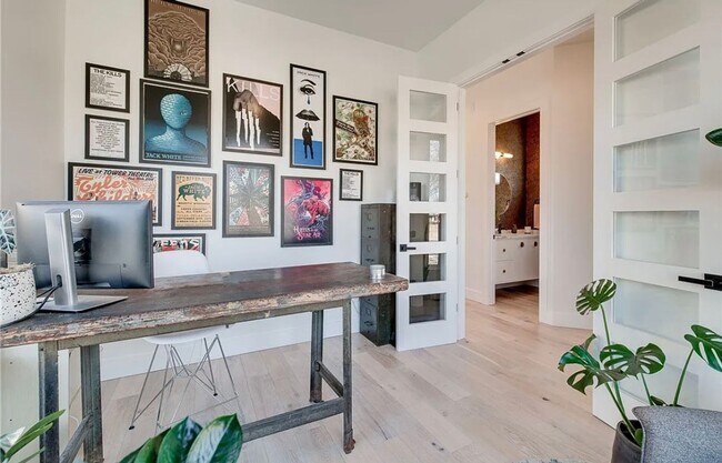 Building Photo - Downtown Okc' s finest!   Sophisticated, C...