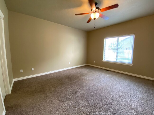 Building Photo - Lawn Care included!  4 bed 2.5 bath Neighb...