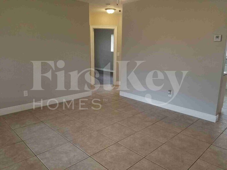 Building Photo - 810 N 73rd Ter