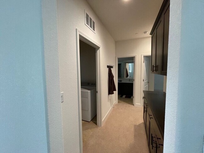 Building Photo - Beautiful home in River Island
