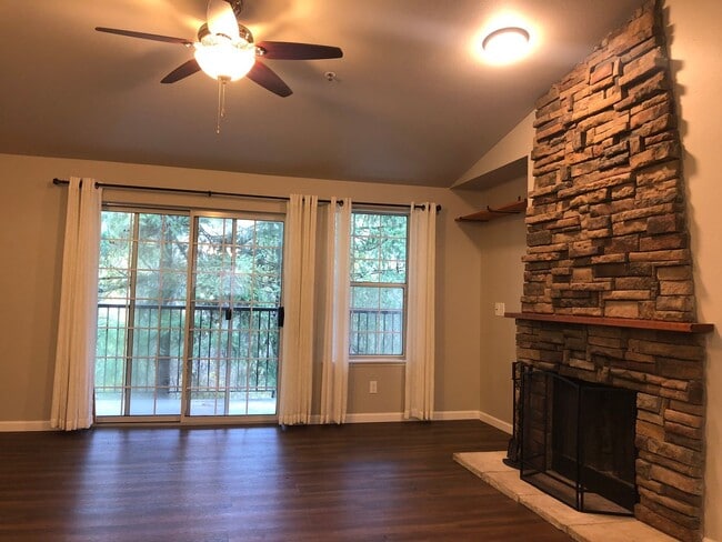 Building Photo - 3bd/2ba Issaquah Condo