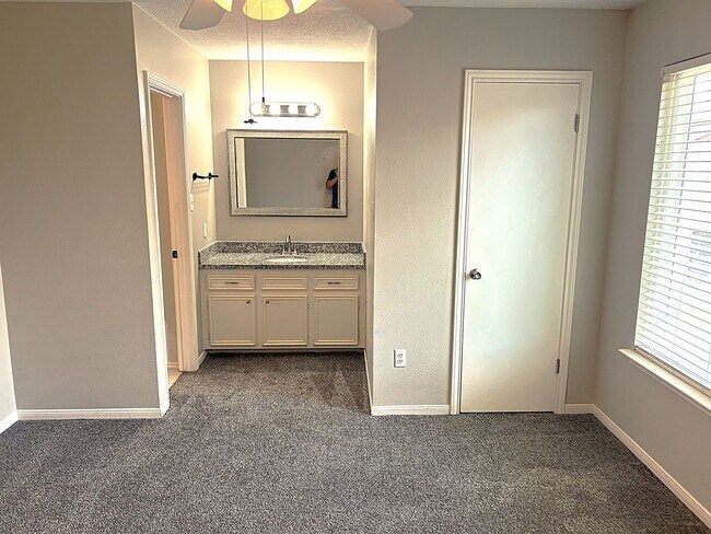 Building Photo - Conveniently Located Humble Townhome