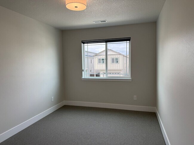 Building Photo - 9814 NE 29th Ave